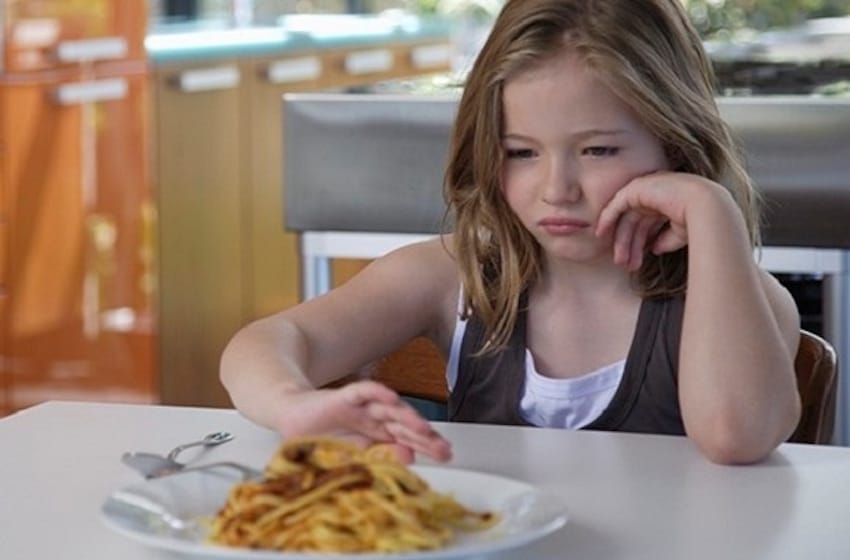 enfant qui refuse de manger de la viande
