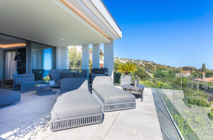 grande terrasse avec vue dégagée sur le golf