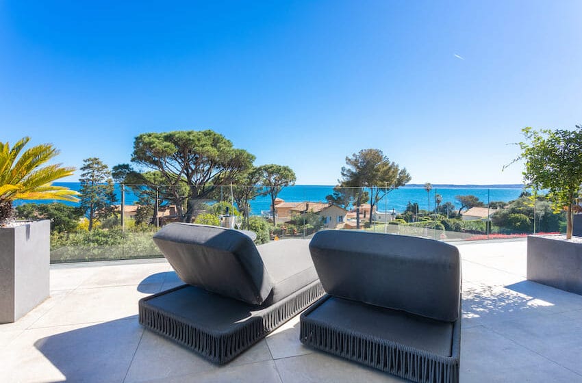grande terrasse avec vue dégagée sur le golf