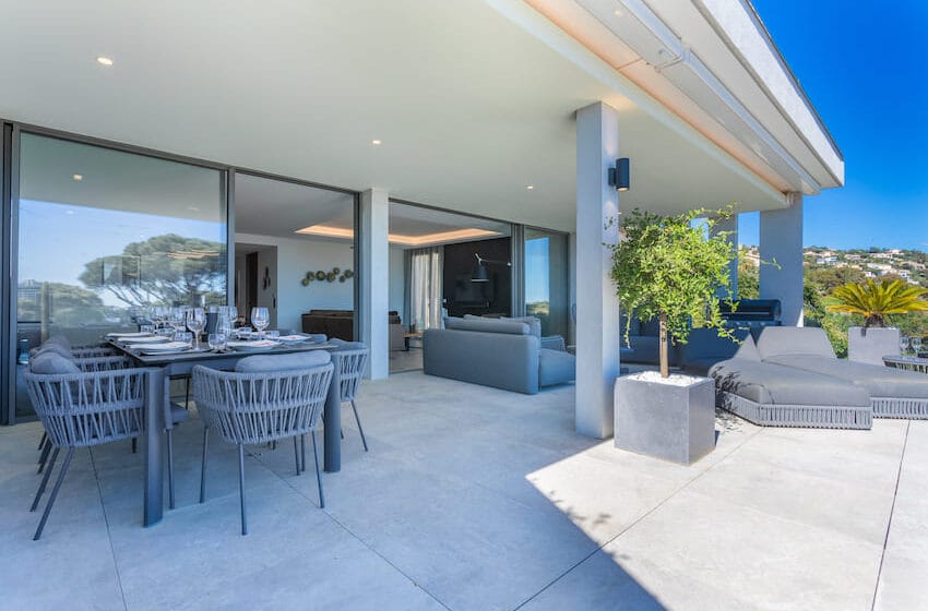 grande terrasse avec vue dégagée sur le golf