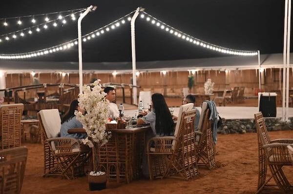 diner sous les étoiles dans le desert