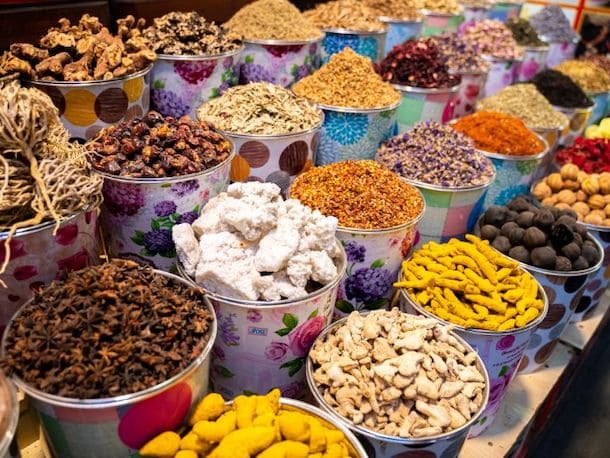 acheter des épices au souk