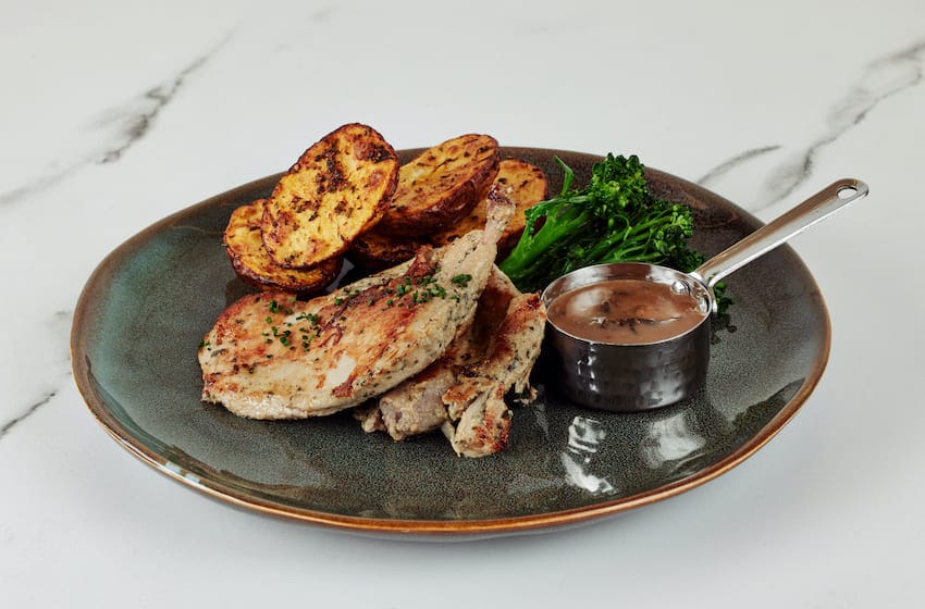 half baby chicken », poulet longuement mijoté, servi avec ses pommes de terre nouvelles rôties