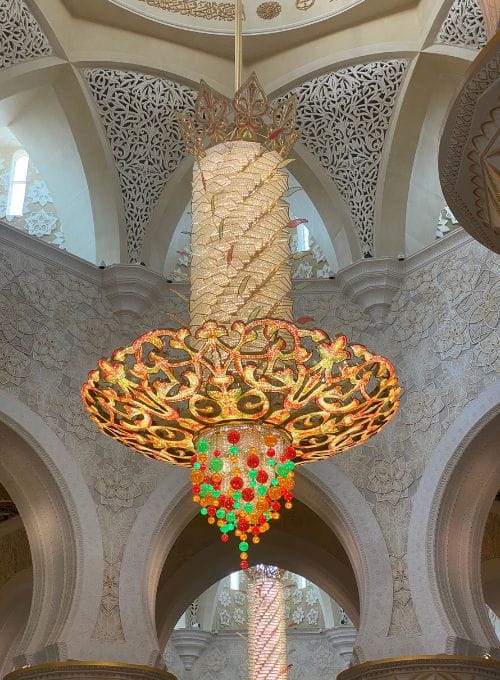 grand lustre principal coloré, mosquée de Abu Dhabi Sheikh Zayed