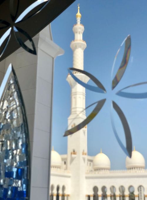 vitraux mosquée Abu Dhabi avec vue sur les minarets