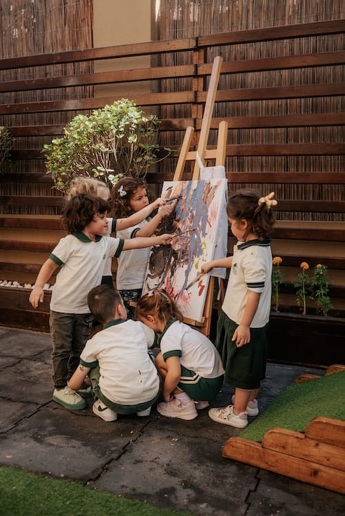 enfant qui apprend avec al méthode Reggio Emilia