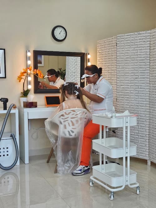 inspection de cheveux d'enfant dans un centre anti poux