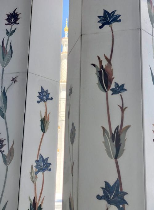 sculpture en mosaïque intérieur mosquée de Abu Dhabi fleur en relief