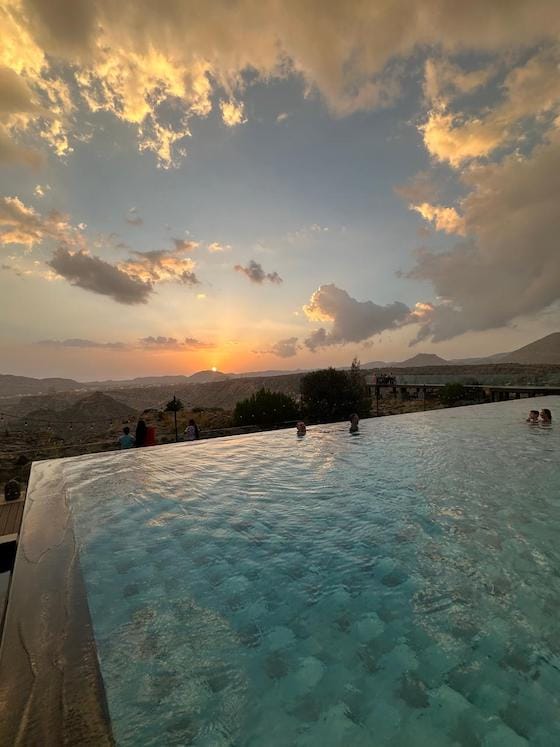 Anantara Al Jabal Al Akhdar Resort coucher de soleil avec vue sur les montagnes