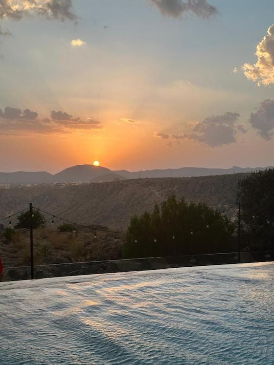 Anantara Al Jabal Al Akhdar Resort coucher de soleil avec vue sur les montagnes