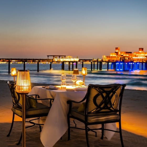 diner romantique sur la plage à dubai