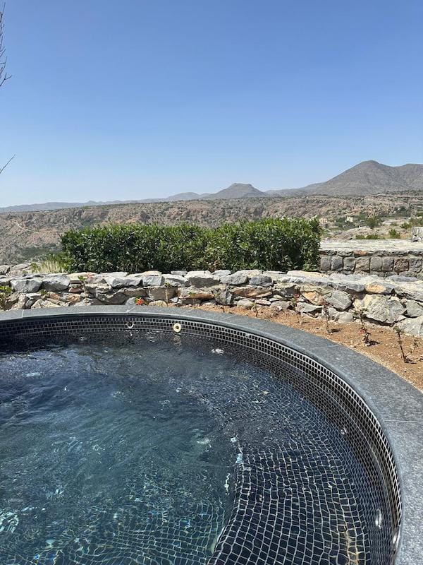 jacuzzi avec vue sur les montagnes d'Oman