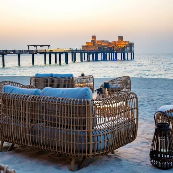 lounge sur la plage avec vue sur Pier chic