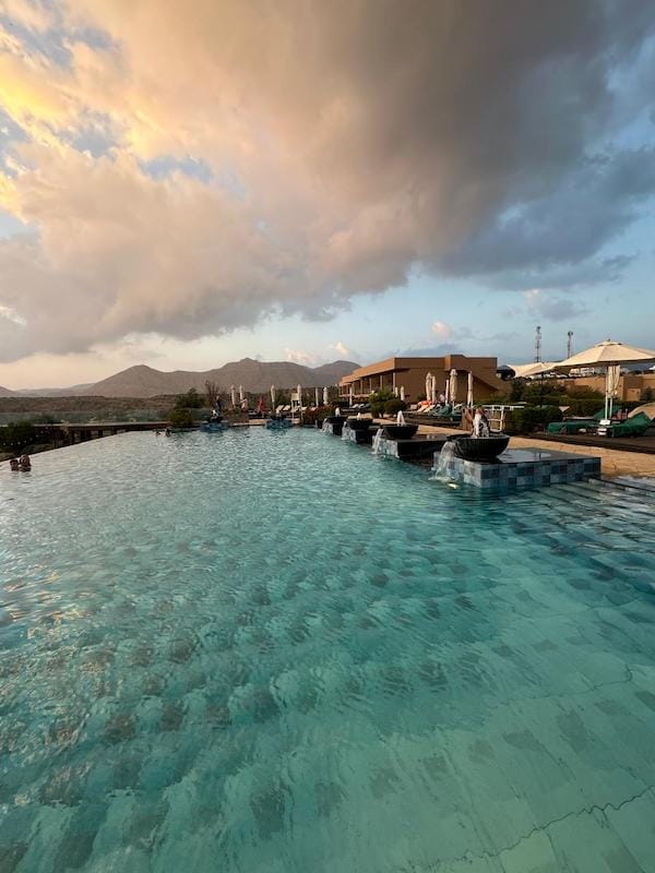 piscine avec vue sur les montagnes d'Oman
