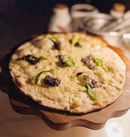 pizzetta à la truffe pâte fine french Riviera beach