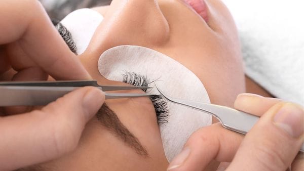 extensions de cils ajout de fines fibres sur vos cils naturels