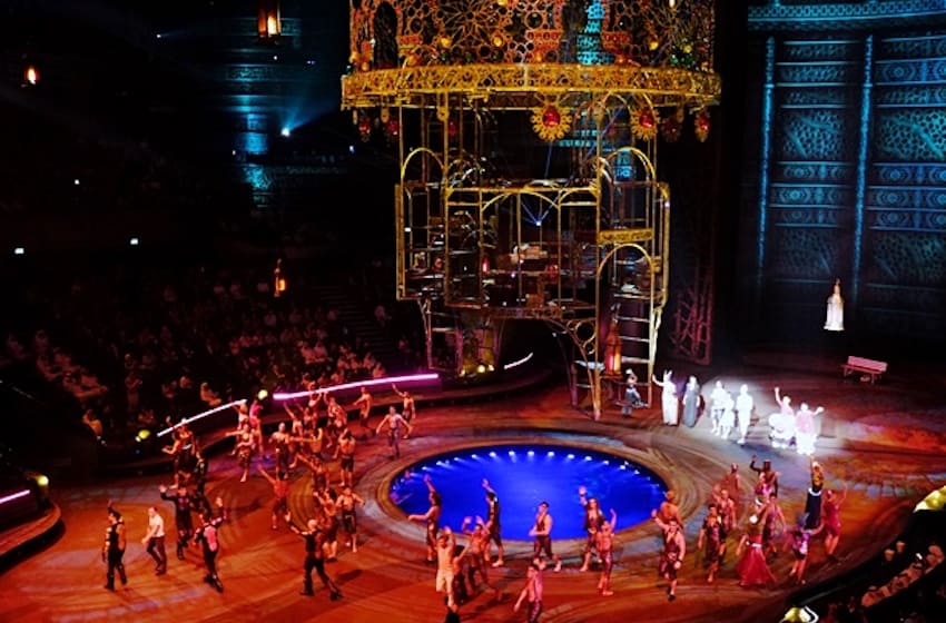 La Perle by Dragone est un spectacle permanent aquatique et acrobatique